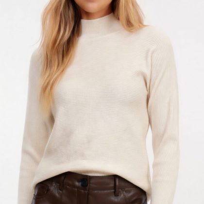 Sueter beige suave. Pantalon cuerina chocolate Chiara vestimenta