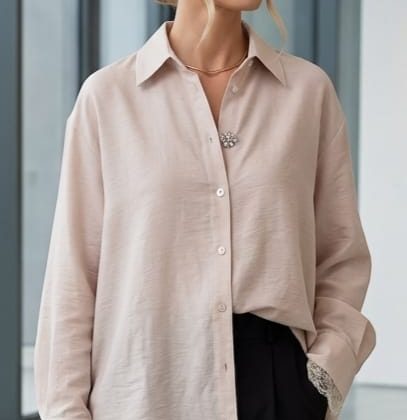 Camisa oversize color beige claro modelo Lore con detalles de puntilla en los puños Chiara Vestimenta